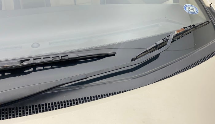 2011 Hyundai i20 MAGNA (O) 1.2, Petrol, Manual, 33,644 km, Front windshield - Wiper Blade Broken/Rusted