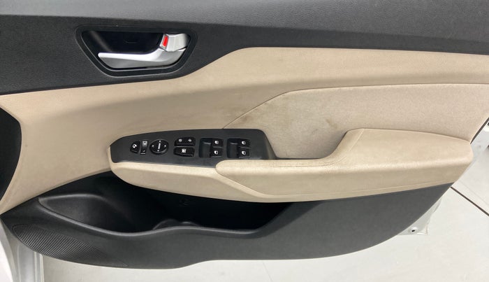 2017 Hyundai Verna 1.6 CRDI SX + AT, Diesel, Automatic, 62,303 km, Driver Side Door Panels Control