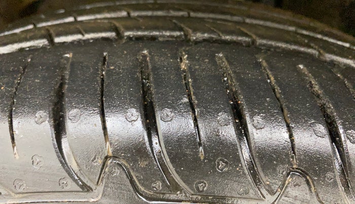 2018 Renault Duster RXS CVT, Petrol, Automatic, 30,921 km, Left Front Tyre Tread