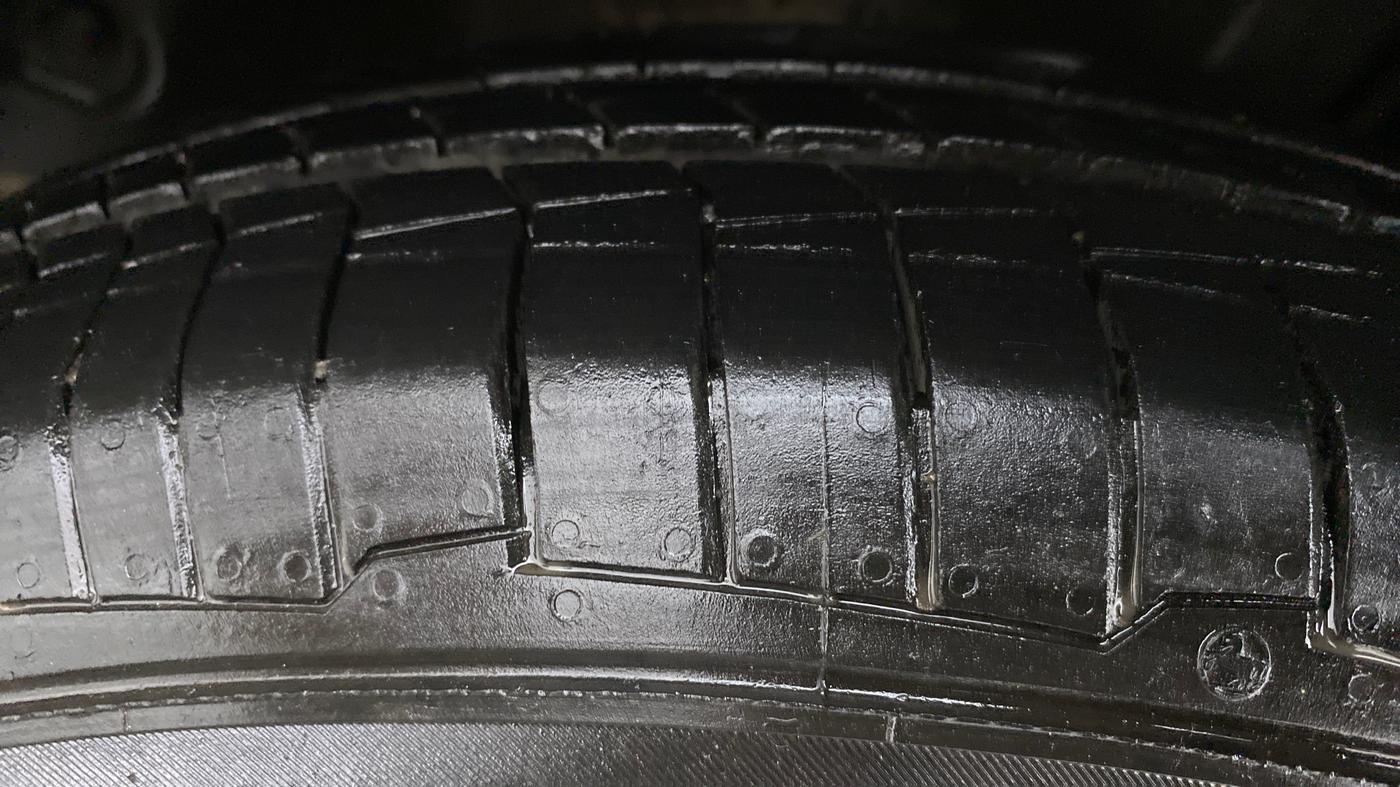 2010 Maruti Swift VXI, Petrol, Manual, 82,669 km, Left Front Tyre Tread