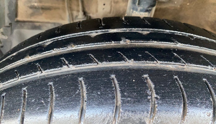 2017 Maruti Swift VXI, Petrol, Manual, 67,233 km, Left Front Tyre Tread