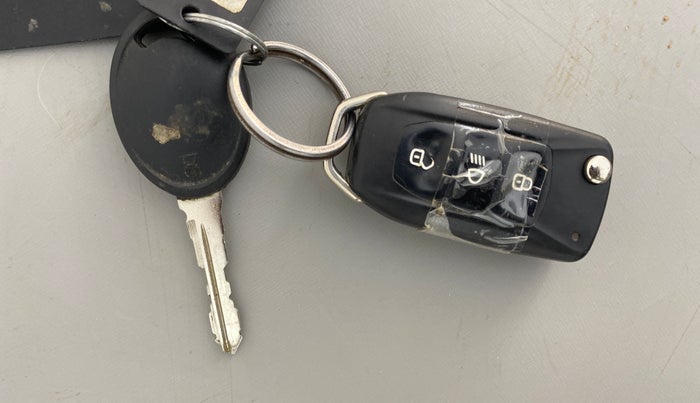 2016 Tata Tiago XM PETROL, Petrol, Manual, 70,735 km, Key Close Up