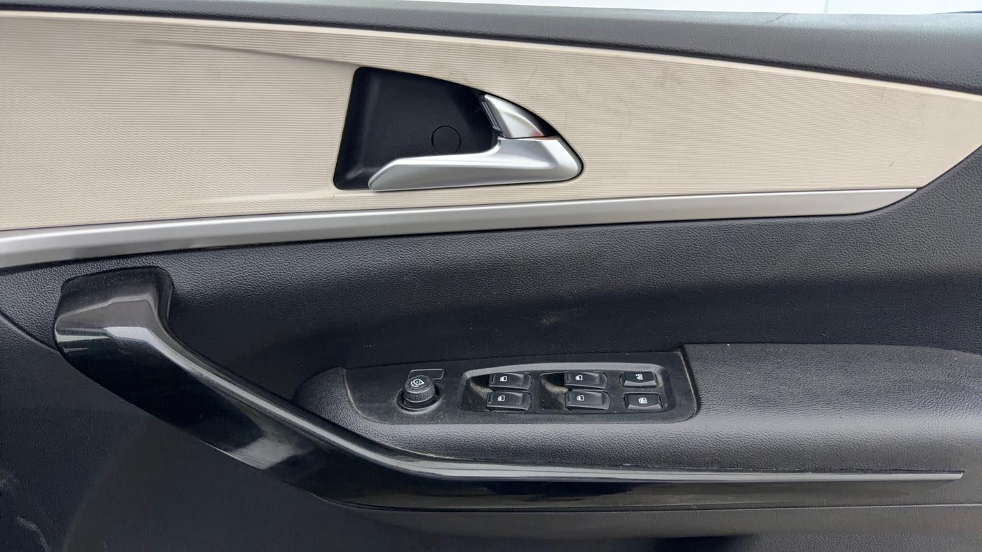 2023 Mahindra XUV700 AX 5 D AT 7 STR, Diesel, Automatic, 98,755 km, Driver Side Door Panels Control