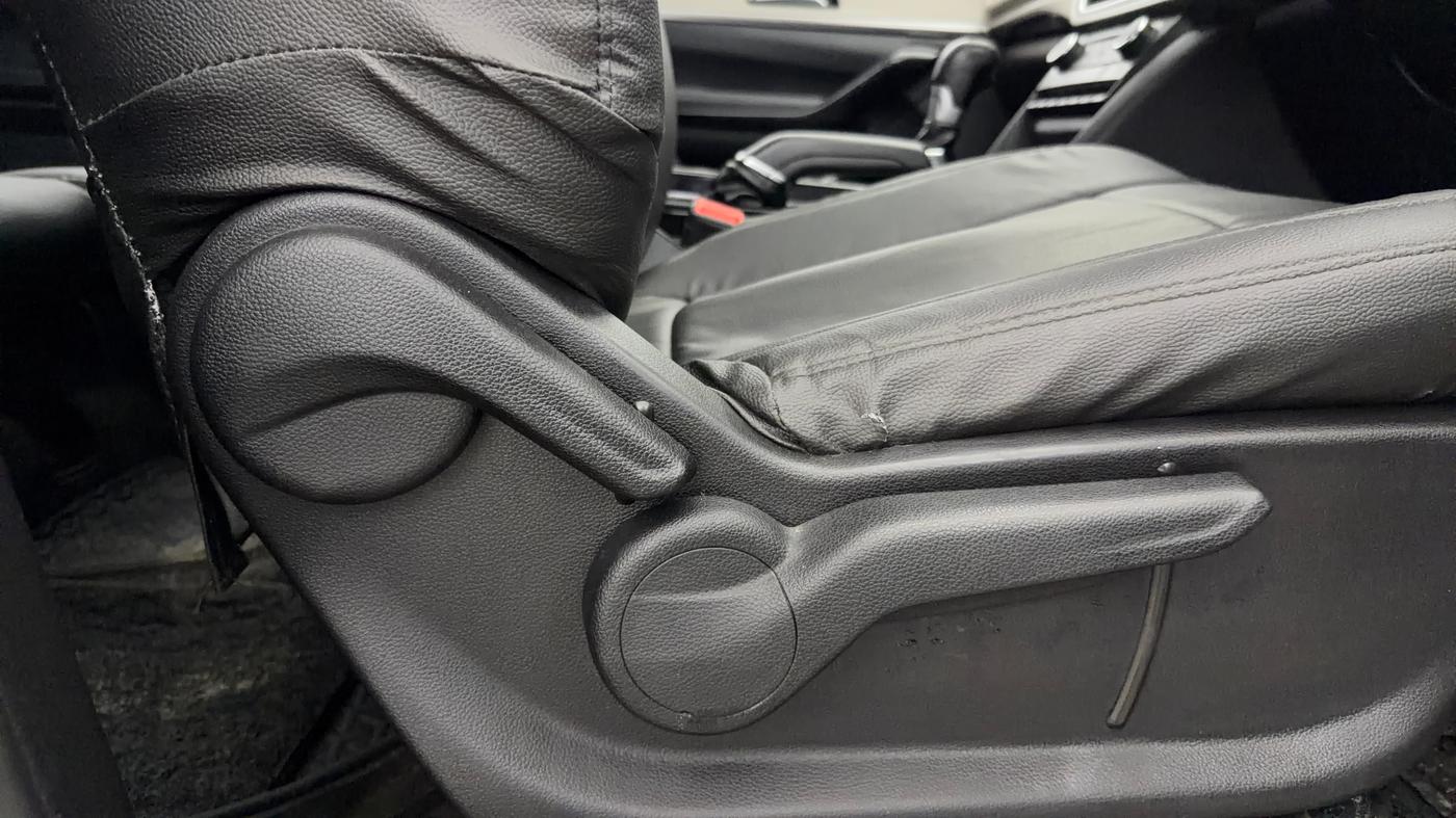 2023 Mahindra XUV700 AX 5 D AT 7 STR, Diesel, Automatic, 98,755 km, Driver Side Adjustment Panel