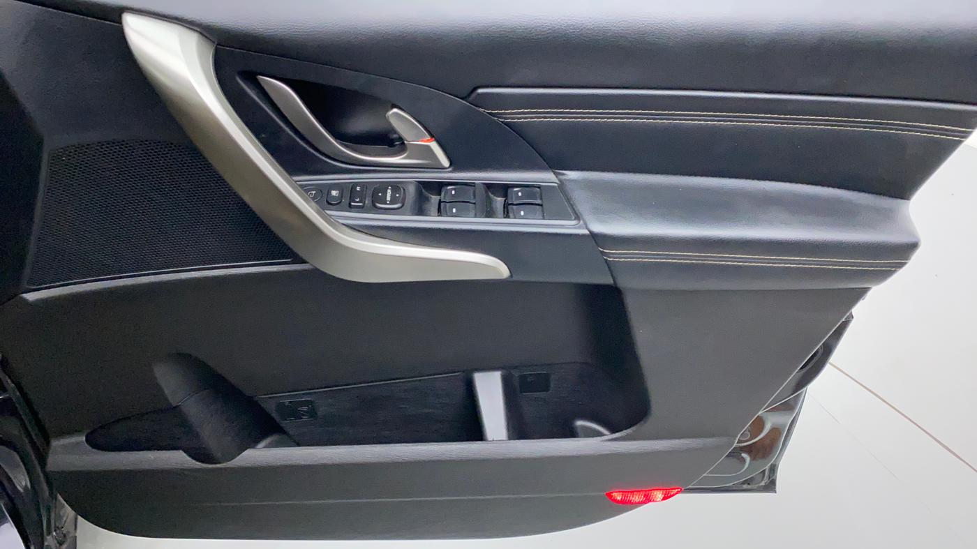 2018 Mahindra XUV500 W11 AT, Diesel, Automatic, 64,861 km, Driver Side Door Panels Control