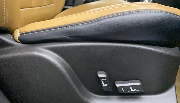 2018 Mahindra XUV500 W11 AT, Diesel, Automatic, 64,861 km, Driver Side Adjustment Panel