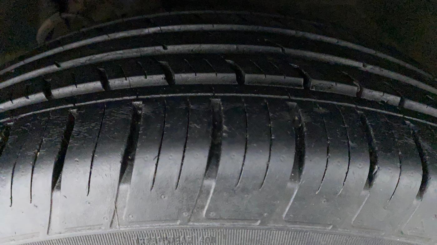 2018 Mahindra XUV500 W11 AT, Diesel, Automatic, 64,861 km, Left Front Tyre Tread