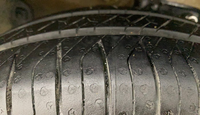 2014 Maruti Eeco 5 STR WITH A/C+HTR, Petrol, Manual, 78,179 km, Right Front Tyre Tread