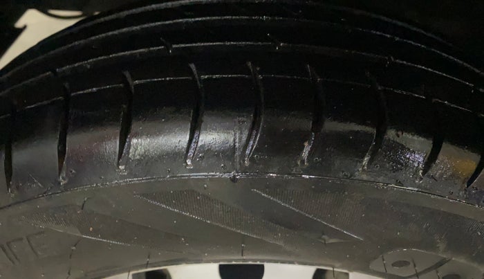 2012 Hyundai Eon ERA +, Petrol, Manual, 75,364 km, Left Front Tyre Tread