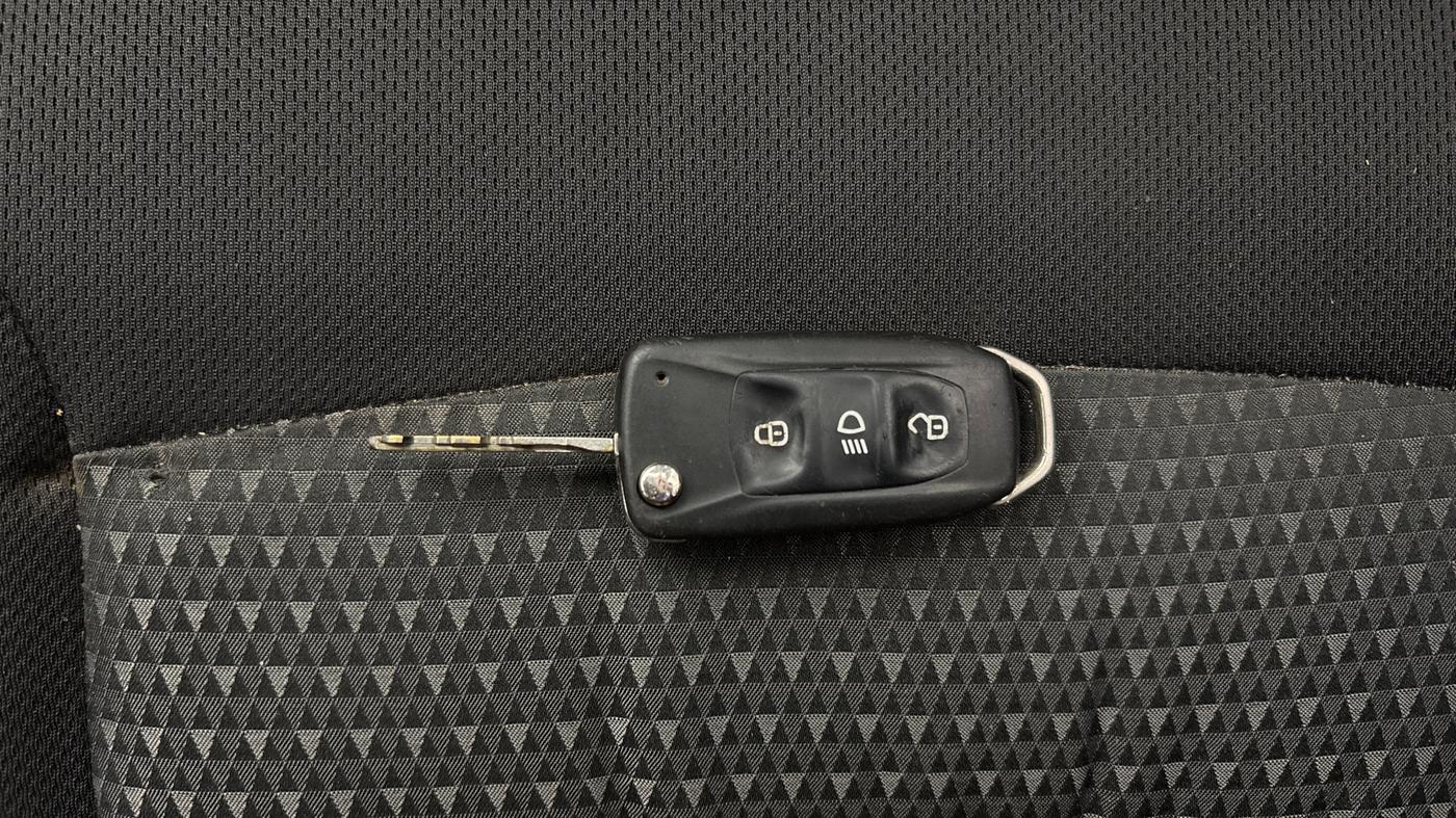 2016 Tata Tiago XZ PETROL, Petrol, Manual, 1,00,798 km, Key Close Up