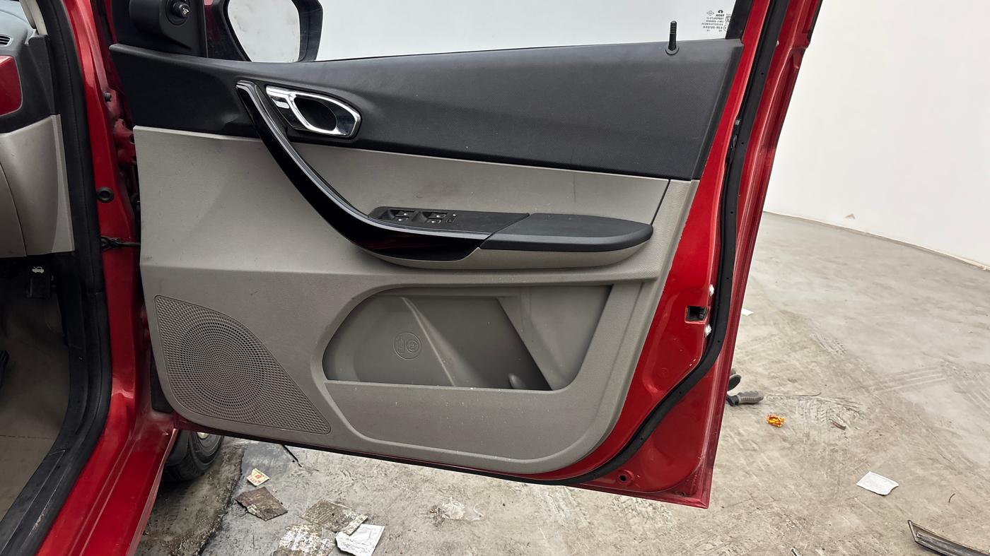 2016 Tata Tiago XZ PETROL, Petrol, Manual, 1,00,798 km, Driver Side Door Panels Control