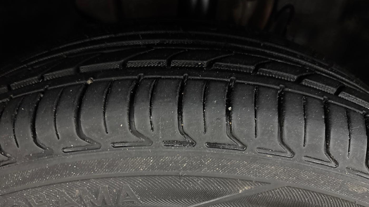2016 Tata Tiago XZ PETROL, Petrol, Manual, 1,00,798 km, Right Front Tyre Tread