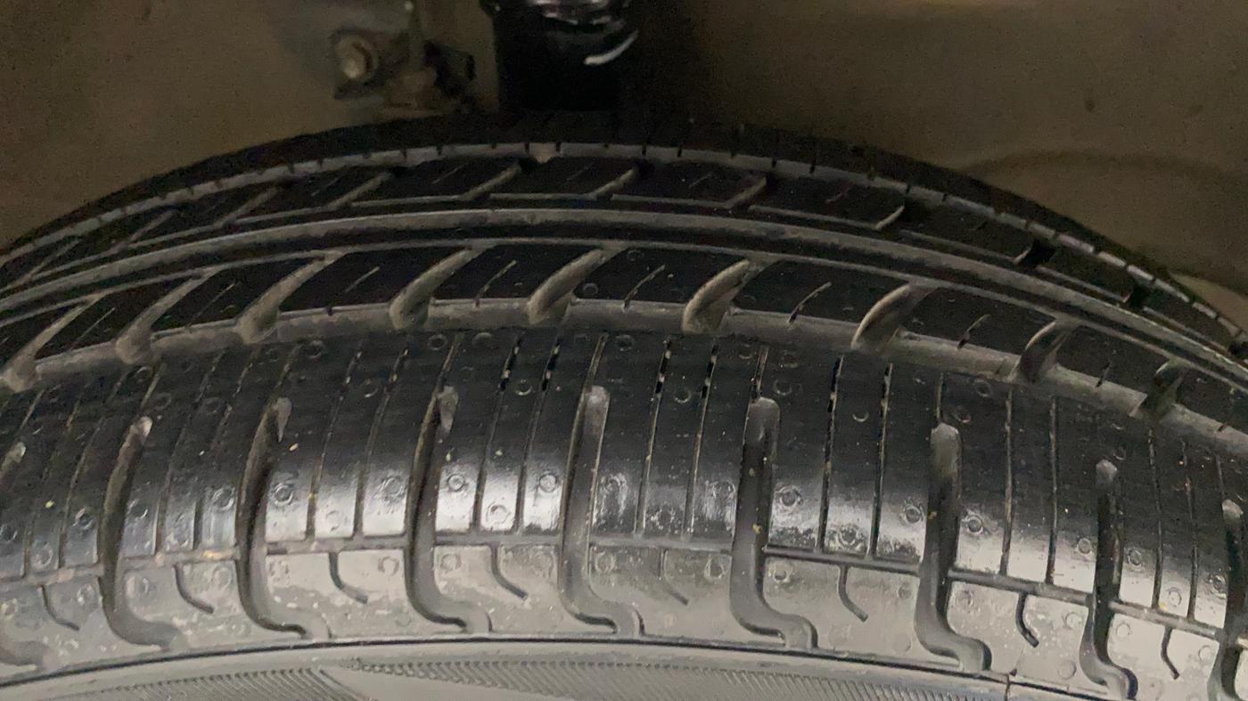 2013 Maruti Wagon R 1.0 VXI, Petrol, Manual, 40,896 km, Right Front Tyre Tread