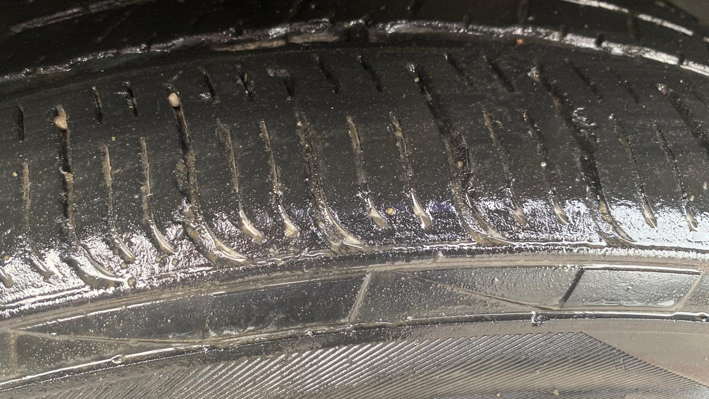 2019 Mahindra XUV500 W11, Diesel, Manual, 1,39,810 km, Left Front Tyre Tread