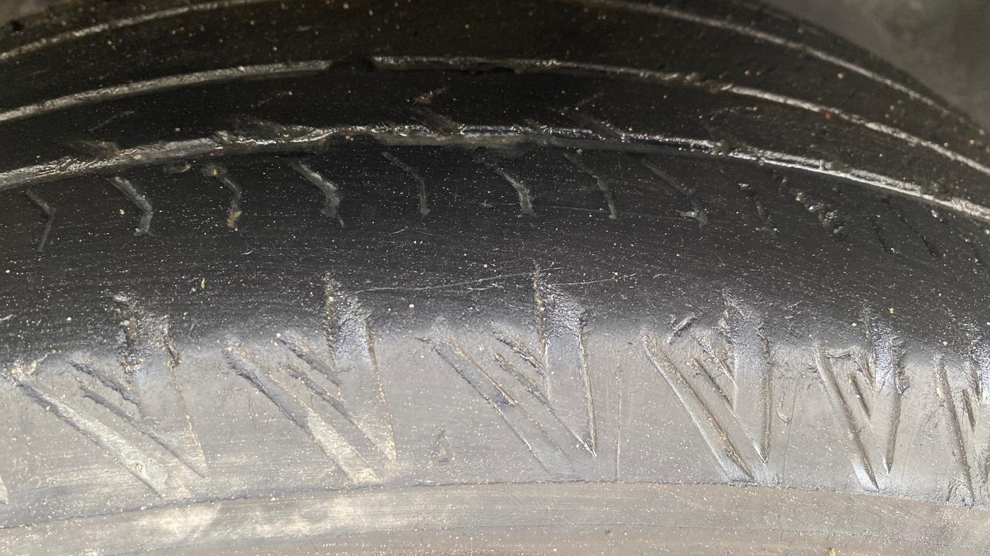 2019 Mahindra XUV500 W11, Diesel, Manual, 1,39,810 km, Right Front Tyre Tread