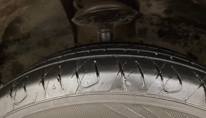 2016 Renault Duster 85 PS RXL DIESEL, Diesel, Manual, 1,24,019 km, Right Front Tyre Tread