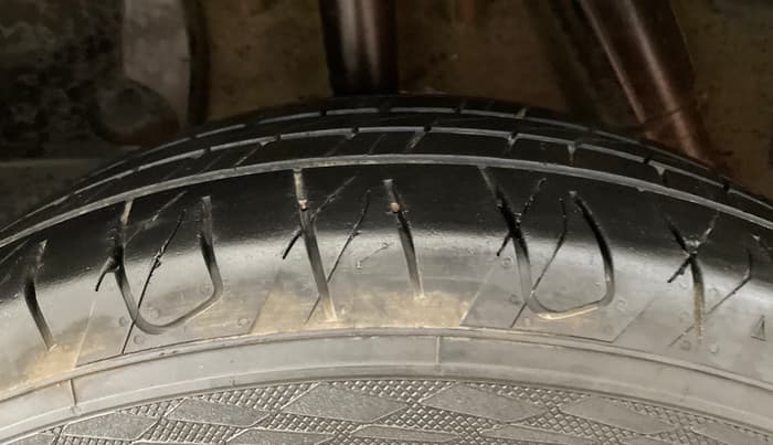 2016 Renault Duster 85 PS RXL DIESEL, Diesel, Manual, 1,24,019 km, Right Rear Tyre Tread