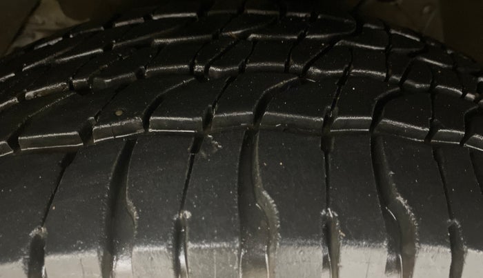 2013 Mahindra XUV500 W6, Diesel, Manual, 1,41,925 km, Left Front Tyre Tread