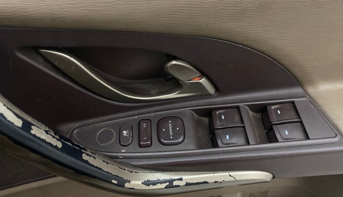 2013 Mahindra XUV500 W6, Diesel, Manual, 1,41,925 km, Driver Side Door Panels Control