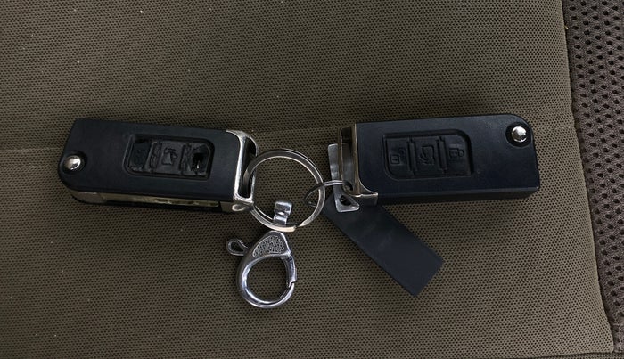 2013 Mahindra XUV500 W6, Diesel, Manual, 1,41,925 km, Key Close Up