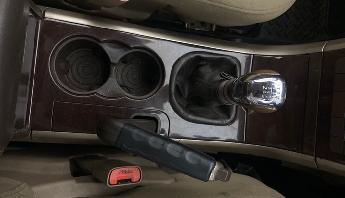 2013 Mahindra XUV500 W6, Diesel, Manual, 1,41,925 km, Gear Lever