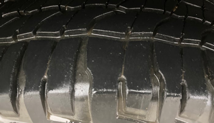 2013 Mahindra XUV500 W6, Diesel, Manual, 1,41,925 km, Right Rear Tyre Tread