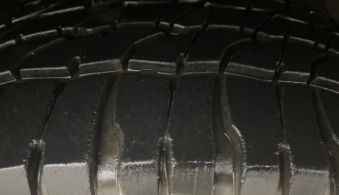 2013 Mahindra XUV500 W6, Diesel, Manual, 1,41,925 km, Right Front Tyre Tread