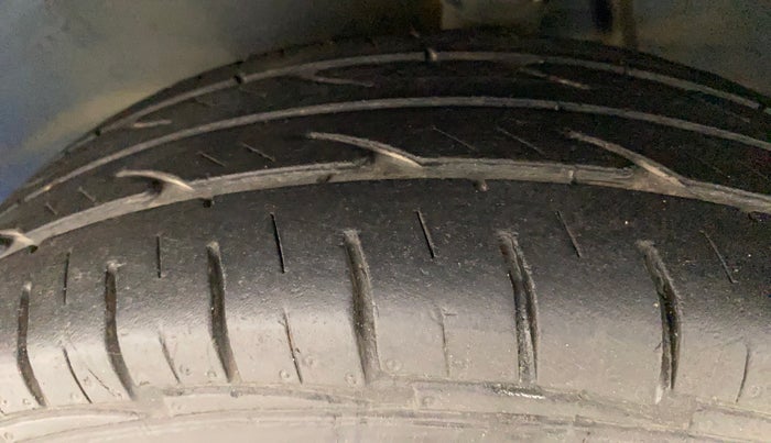 2016 Maruti Alto 800 LXI, Petrol, Manual, 25,716 km, Left Front Tyre Tread