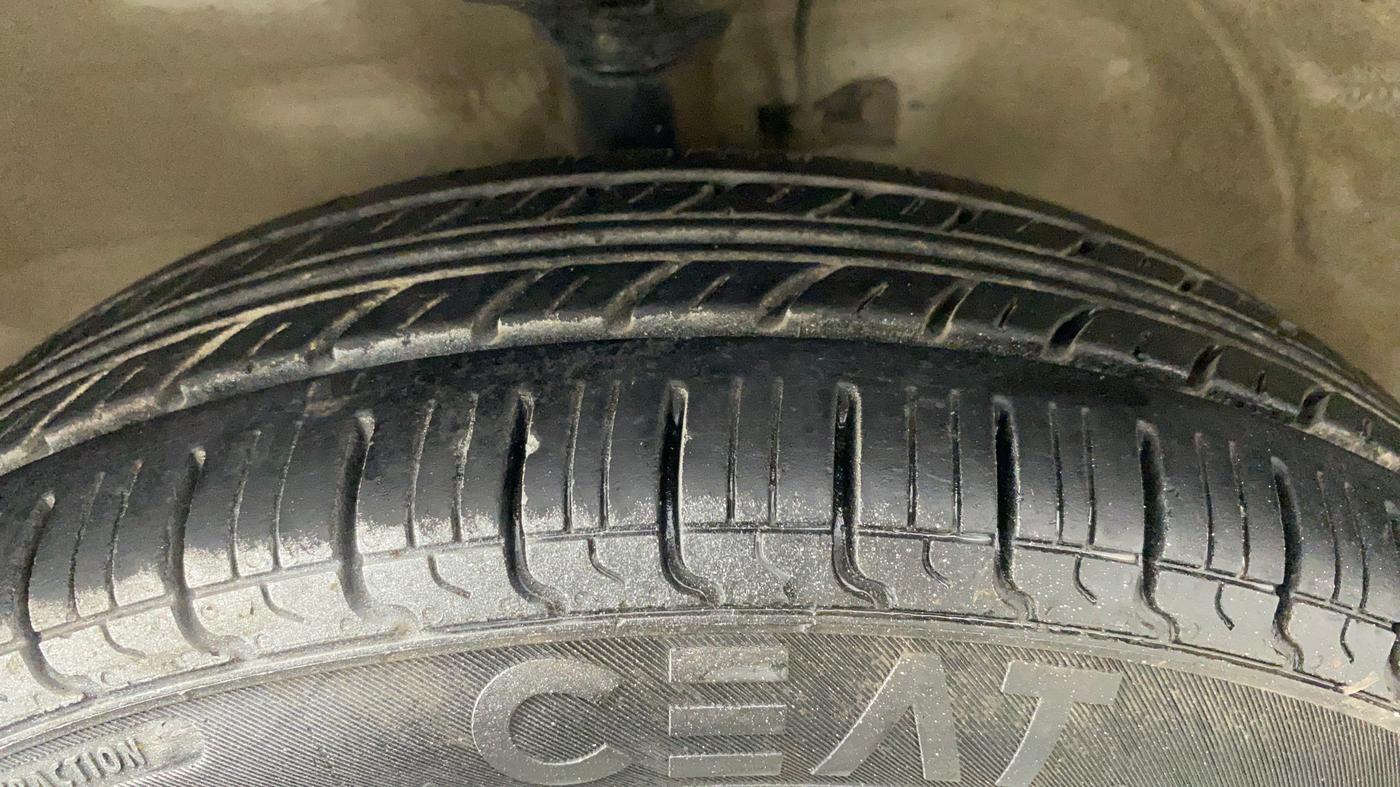 2014 Maruti Wagon R 1.0 LXI, Petrol, Manual, 42,023 km, Left Front Tyre Tread