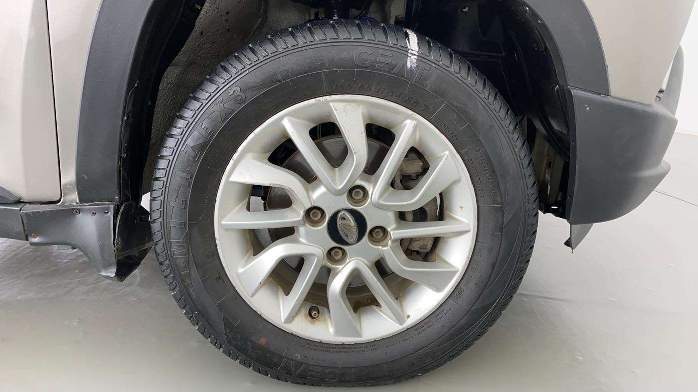 2016 Mahindra Kuv100 K8 5 STR, Petrol, Manual, 72,761 km, Right Front Wheel