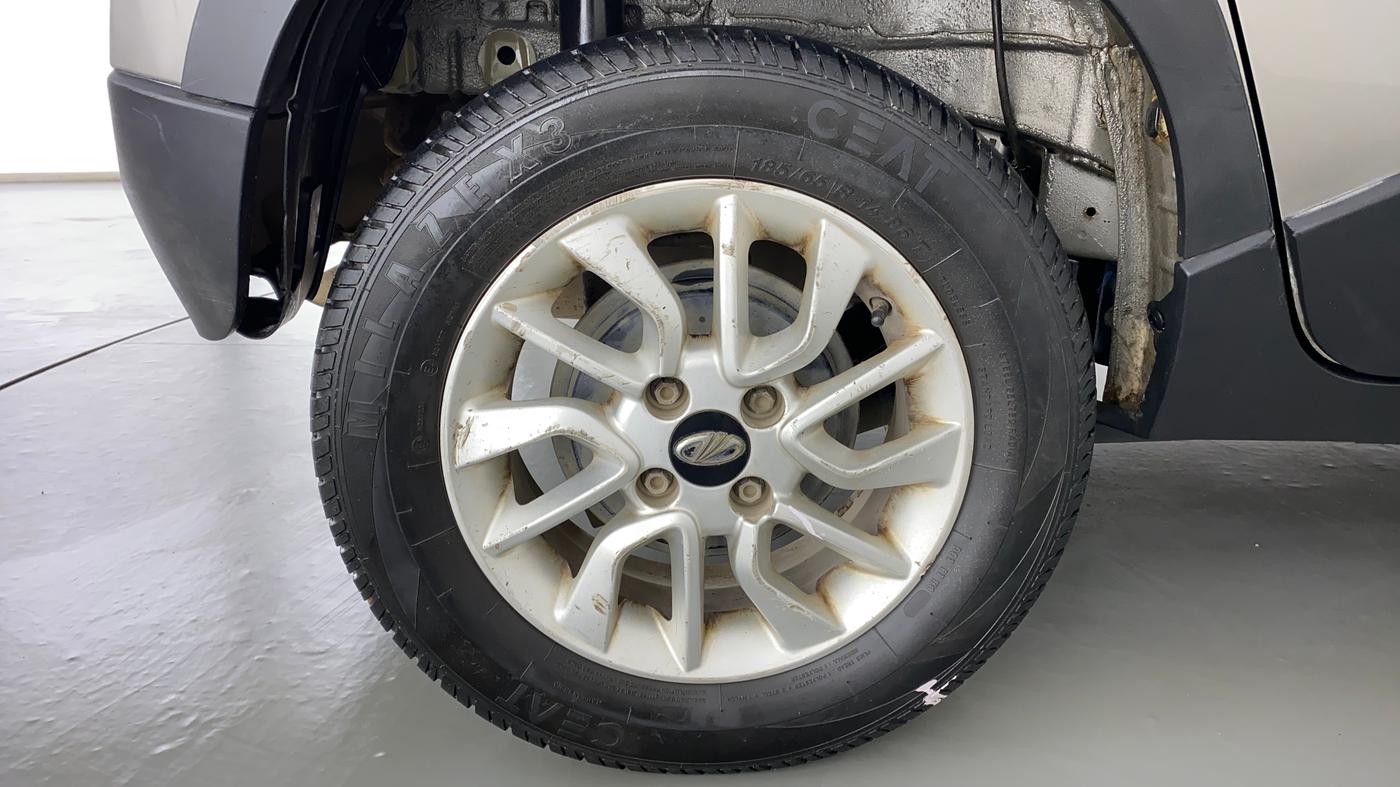 2016 Mahindra Kuv100 K8 5 STR, Petrol, Manual, 72,761 km, Right Rear Wheel