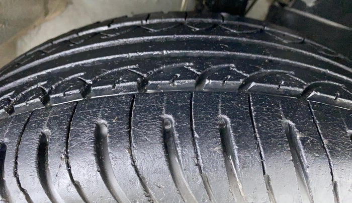 2016 Mahindra Kuv100 K8 5 STR, Petrol, Manual, 72,761 km, Right Front Tyre Tread