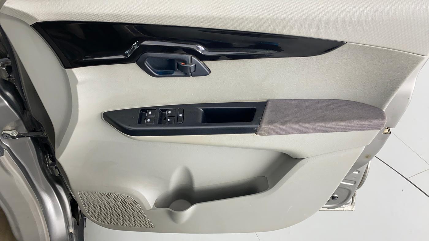 2016 Mahindra Kuv100 K8 5 STR, Petrol, Manual, 72,761 km, Driver Side Door Panels Control