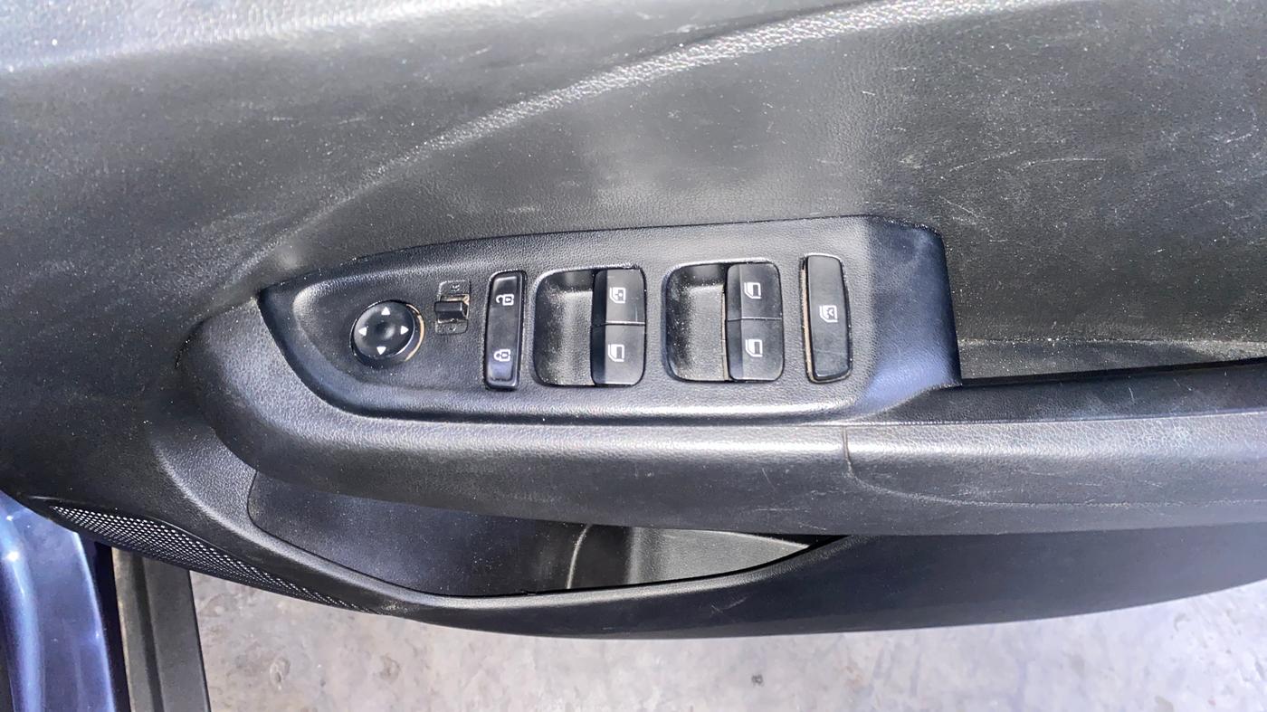 2022 Hyundai VENUE S 1.2, Petrol, Manual, 74,132 km, Driver Side Door Panels Control