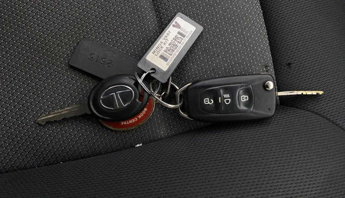 2018 Tata Tiago XT PETROL, Petrol, Manual, 1,03,888 km, Key Close Up