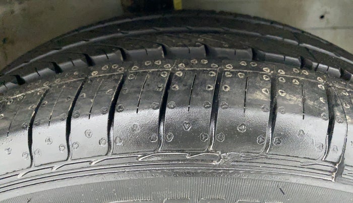 2012 Maruti Ertiga VXI, Petrol, Manual, 69,539 km, Right Front Tyre Tread