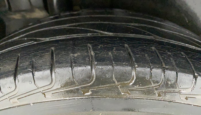 2012 Maruti Ertiga VXI, Petrol, Manual, 69,539 km, Right Rear Tyre Tread