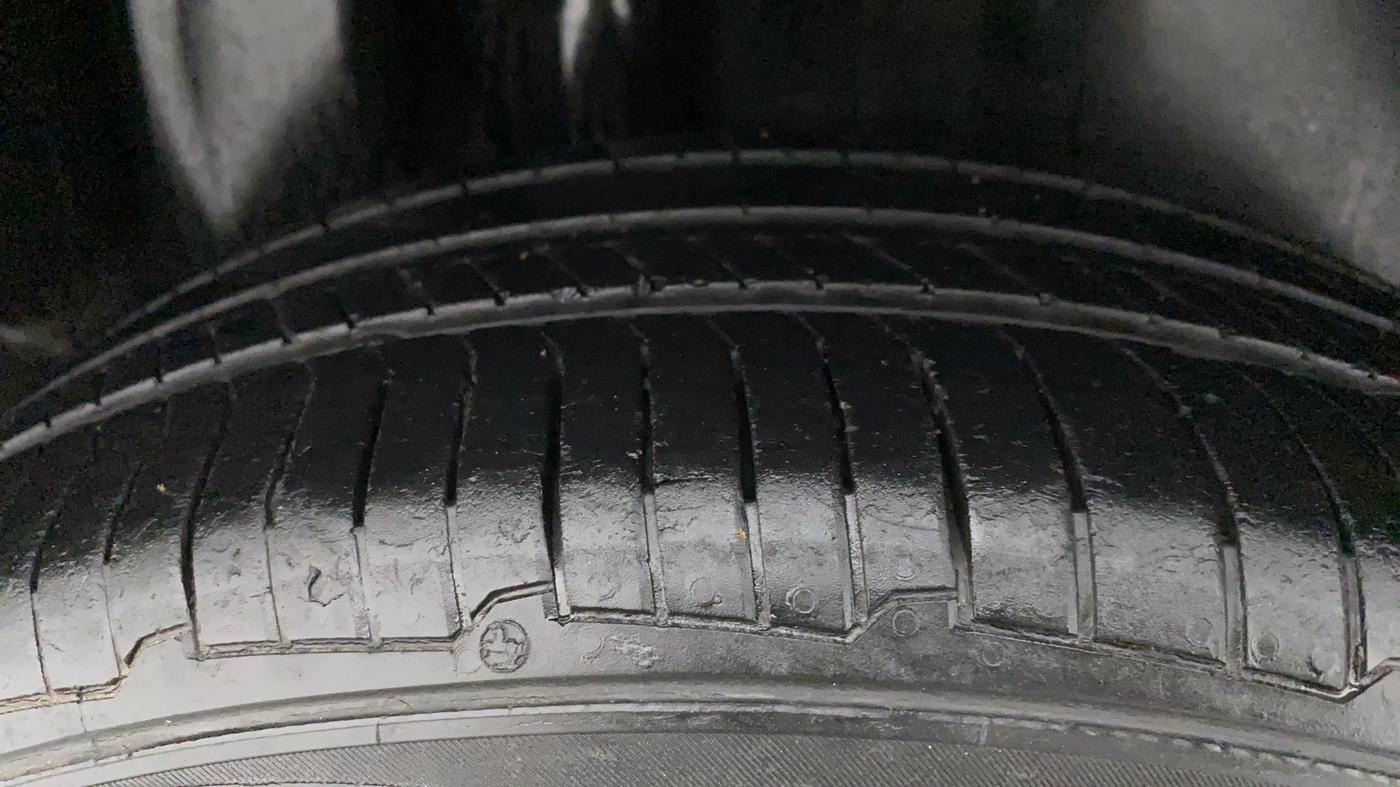 2015 Volkswagen Polo COMFORTLINE 1.2L, Petrol, Manual, 1,11,599 km, Right Rear Tyre Tread