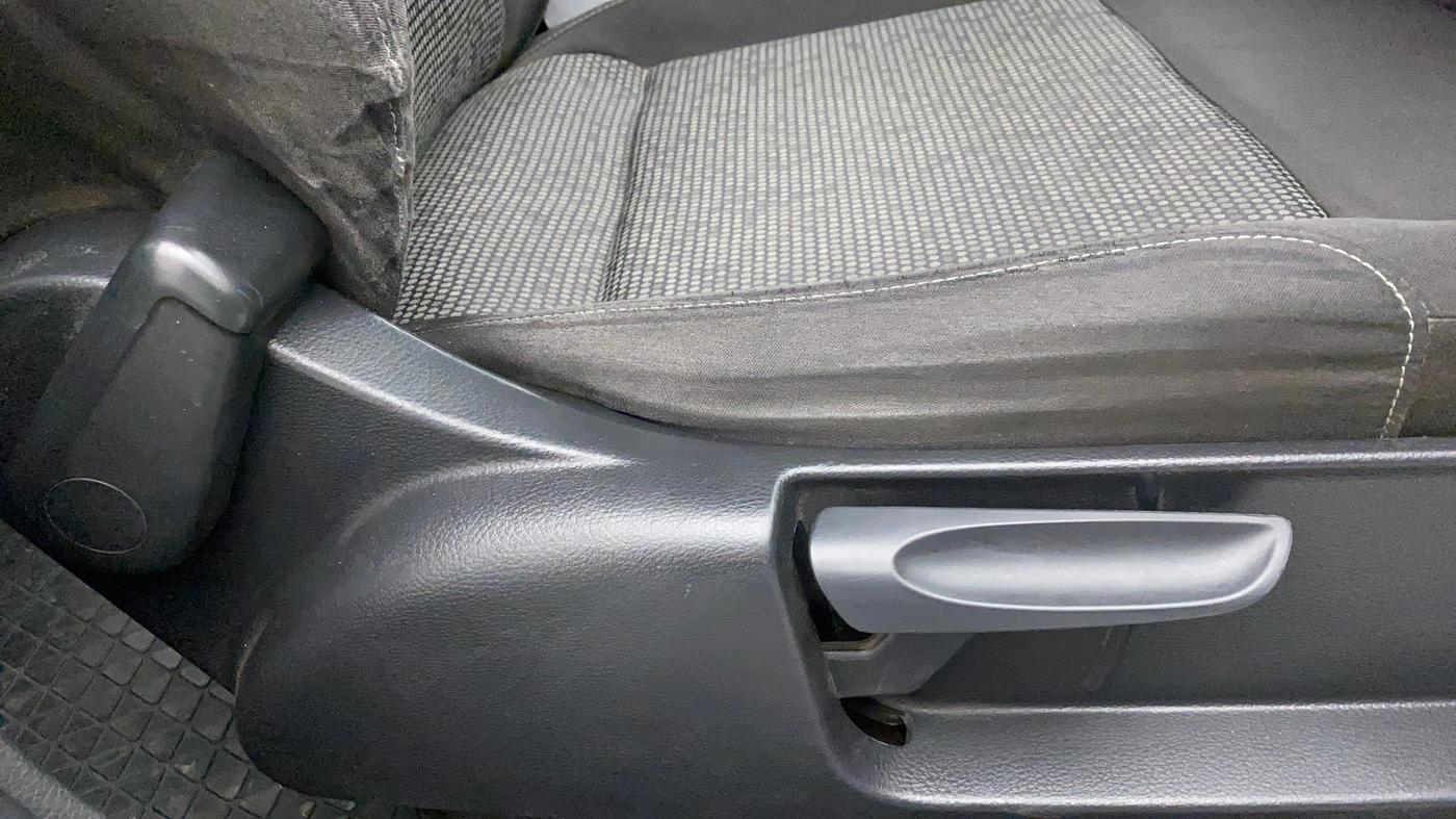 2015 Volkswagen Polo COMFORTLINE 1.2L, Petrol, Manual, 1,11,599 km, Driver Side Adjustment Panel