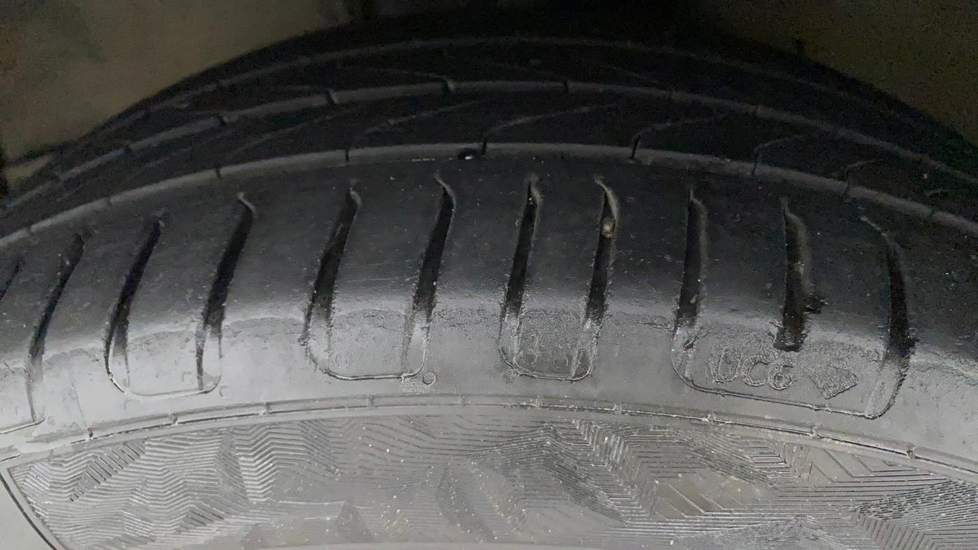 2016 Toyota Corolla Altis GL PETROL, Petrol, Manual, 1,20,226 km, Left Front Tyre Tread