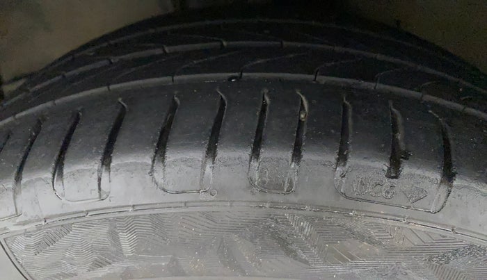 2016 Toyota Corolla Altis GL PETROL, Petrol, Manual, 1,20,226 km, Left Front Tyre Tread