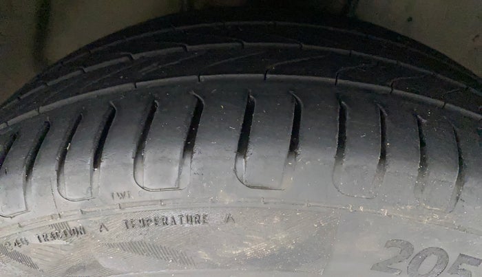 2016 Toyota Corolla Altis GL PETROL, Petrol, Manual, 1,20,226 km, Right Front Tyre Tread
