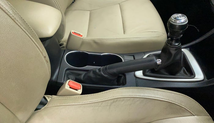 2016 Toyota Corolla Altis GL PETROL, Petrol, Manual, 1,20,226 km, Gear Lever