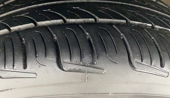 2017 Volkswagen Ameo HIGHLINE1.5L, Diesel, Manual, 80,666 km, Left Front Tyre Tread