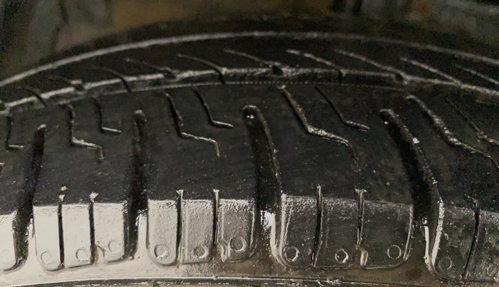 2016 Maruti Swift VXI, Petrol, Manual, 48,491 km, Left Front Tyre Tread