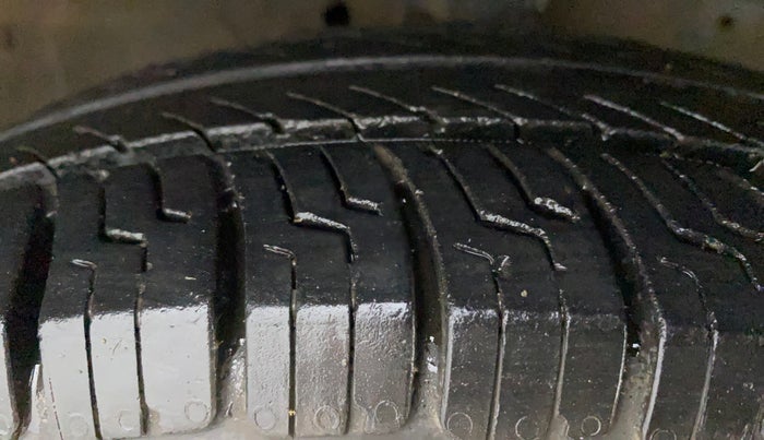 2016 Maruti Swift VXI, Petrol, Manual, 48,491 km, Right Front Tyre Tread