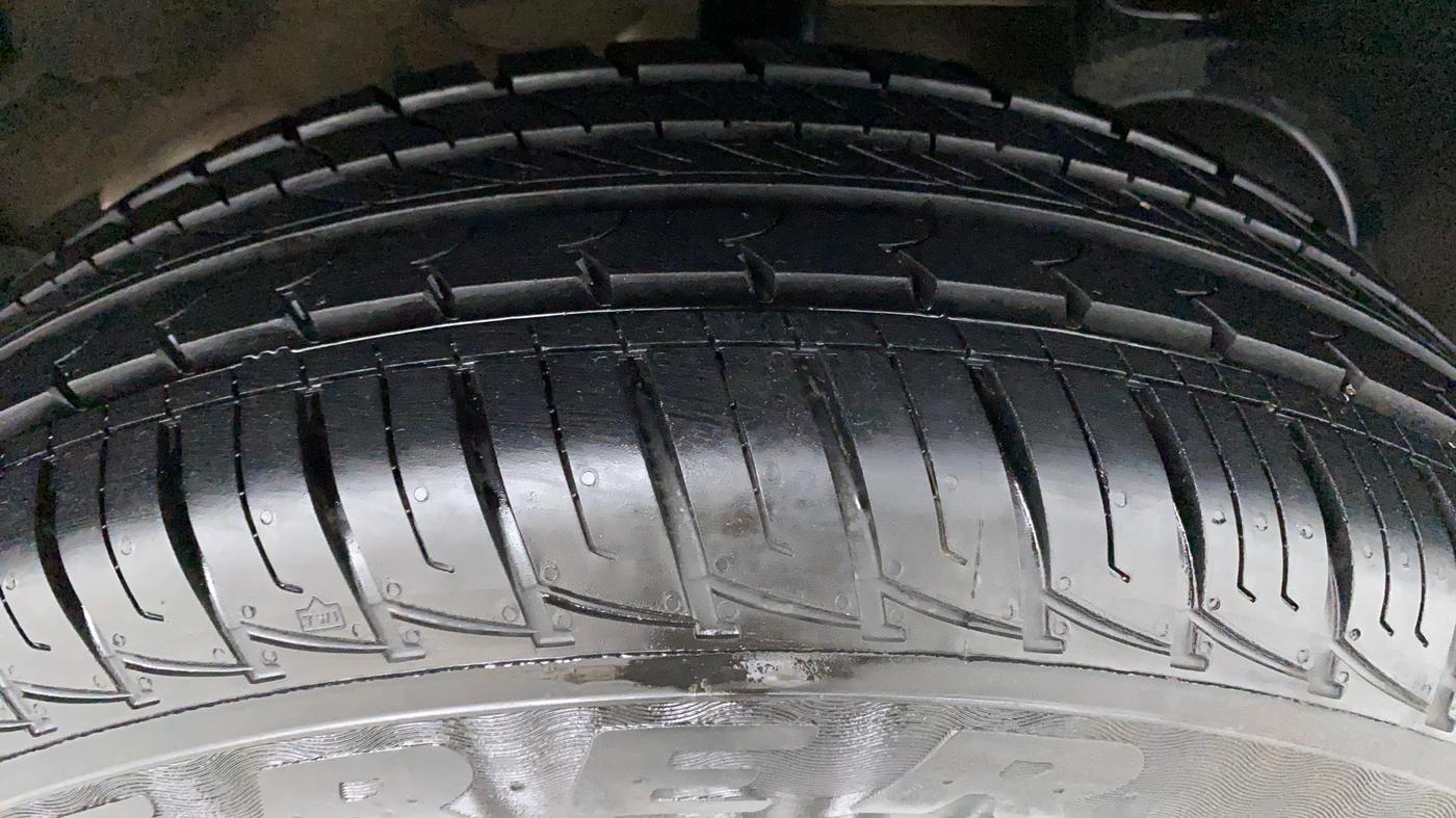 2014 Renault Duster RXL PETROL 104, Petrol, Manual, 98,676 km, Left Rear Tyre Tread
