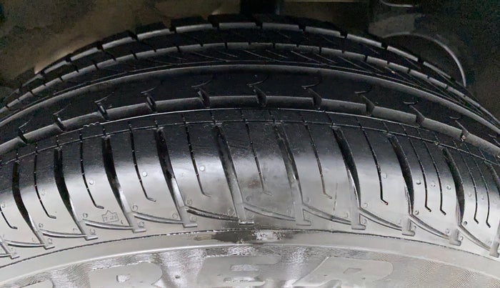 2014 Renault Duster RXL PETROL 104, Petrol, Manual, 98,676 km, Left Rear Tyre Tread