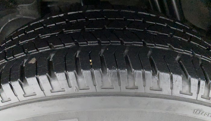 2014 Renault Duster RXL PETROL 104, Petrol, Manual, 98,676 km, Right Rear Tyre Tread