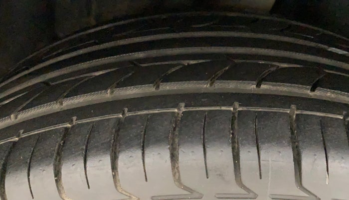 2012 Volkswagen Jetta COMFORTLINE TSI, Petrol, Manual, 69,339 km, Right Rear Tyre Tread